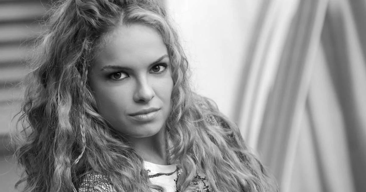 Lua Blanco em foto de divulgação de sua carreira na televisão