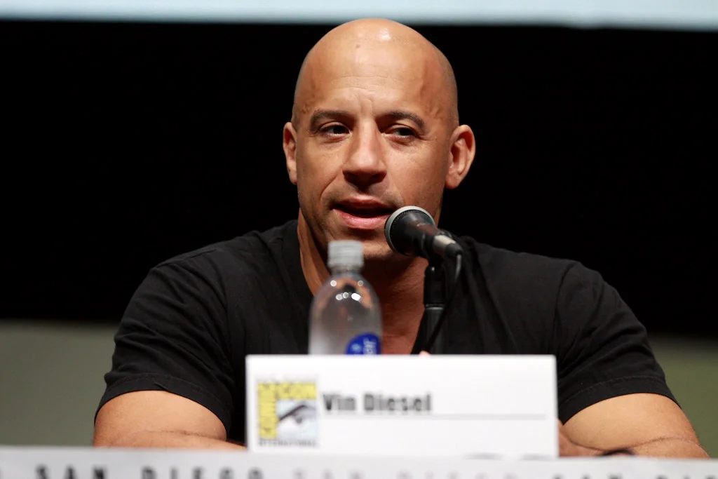 Vin Diesel, protagonista de Velozes e Furiosos, sorrindo em evento